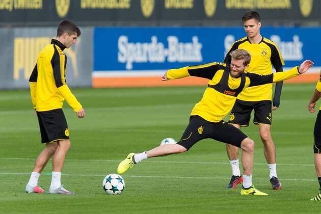 Dortmund, Germany, 2017-09-25, Training BV Borussia Dortmund, BVB, Christian Pulisic (BVB) und Andre Schuerrle (BVB) im zweikampf ( DeFodi001