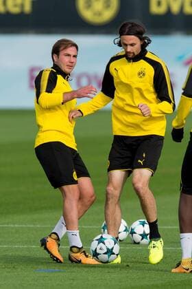 Dortmund, Germany, 2017-09-25, Training BV Borussia Dortmund, BVB, Mario Goetze (BVB) und Neven Subotic (BVB) im zweikampf ( DeFodi001