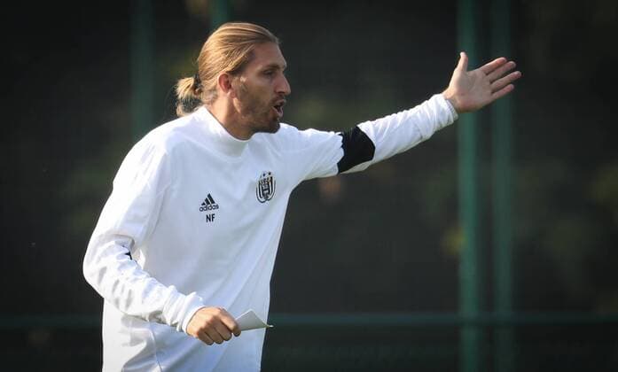 Anderlecht s interim head coach Nicolas Frutos gestures during a training session of Belgian soccer team RSC Anderlecht, Tuesday 26 September 2017 in Brussels. Tomorrow Anderlecht is playing a game in the group stage (Group B) of the UEFA Champions League competition against Celtic Glasgow FC (Scotland). VIRGINIExLEFOUR  x05172846x