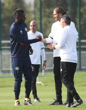 Anderlecht s Kara Mbodji and Anderlecht s interim head coach Nicolas Frutos pictured during a training session of Belgian soccer team RSC Anderlecht, Tuesday 26 September 2017 in Brussels. Tomorrow Anderlecht is playing a game in the group stage (Group B) of the UEFA Champions League competition against Celtic Glasgow FC (Scotland). VIRGINIExLEFOUR  x05172870x