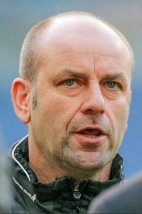 KSC Trainer Edmund Becker im Interview vorm Spiel. Aus BL Hannover 96 gegen Karlruher SC 3:2 am 29.11.2008 in der AWD Arena.