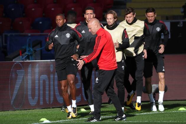 MOSCOW, RUSSIA - SEPTEMBER 26, 2017: Manchester United ManU s Ashley Young, Chris Smalling, Daley Blind, Victor Lindelof, Nemanja Matic (L-R back), and assistant coach Carlos Lalin (C) during a training session ahead of the 2017 18 UEFA Champions League Group A Round 2 football match against CSKA Moscow at VEB Arena. The game is scheduled for September 27, 2017. Valery Sharifulin TASS  TS061EF8