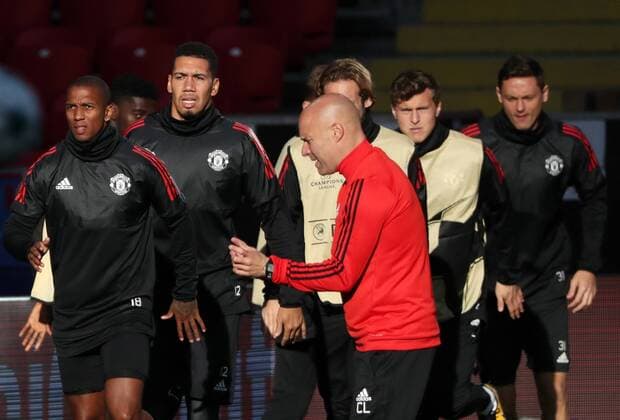 MOSCOW, RUSSIA - SEPTEMBER 26, 2017: Manchester United ManU s Ashley Young, Chris Smalling, Daley Blind, Victor Lindelof, Nemanja Matic (L-R back), and assistant coach Carlos Lalin (C) during a training session ahead of the 2017 18 UEFA Champions League Group A Round 2 football match against CSKA Moscow at VEB Arena. The game is scheduled for September 27, 2017. Valery Sharifulin TASS  TS061F17