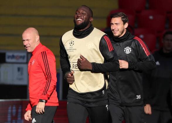 MOSCOW, RUSSIA - SEPTEMBER 26, 2017: Manchester United ManU s assistant coach Carlos Lalin, Romelu Lukaku and Matteo Darmian (L-R) during a training session ahead of the 2017 18 UEFA Champions League Group A Round 2 football match against CSKA Moscow at VEB Arena. The game is scheduled for September 27, 2017. Valery Sharifulin TASS  TS061F1C