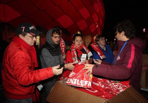 MOSCOW, RUSSIA - SEPTEMBER 26, 2017: Spartak Moscow s fans give T-shirts to Liverpool FC s fans as part of the Gentlefan. Russian Warm Welcome hospitality programme ahead of the 2017 18 UEFA Champions League Group E Round 2 football match at Otkrytie Arena Stadium. Artyom Korotayev TASS  TS061F9B