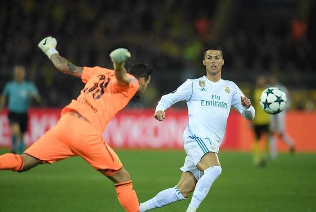 26.09.2017, Fussball Champions League, Saison 2017 2018, Vorrunde, 2. Spieltag, Borussia Dortmund - Real Madrid, Cristiano Ronaldo (Real Madrid), re., gegen Torwart Roman Buerki, Roman Bürki (Borussia Dortmund) Team2