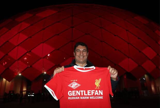 MOSCOW, RUSSIA - SEPTEMBER 26, 2017: Liverpool FC s fan holds a T-shirt given to him by Spartak Moscow s fans as part of the Gentlefan. Russian Warm Welcome hospitality programme ahead of the 2017 18 UEFA Champions League Group E Round 2 football match at Otkrytie Arena Stadium. Artyom Korotayev TASS  TS061FA1