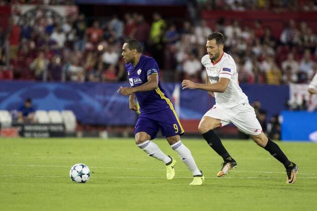 Fußball, CL, FC Sevilla - NK Maribor September 26, 2017 - Seville, Spain - Marcos Tavares of Maribor (L) and Franco Vazquez of Sevilla (R ) in action during the UEFA Champions League Group E soccer match between Sevilla FC and NK Maribor at Estadio Ramon Sanchez Pizjuan Soccer 2017 - Sevilla FC vs NK Maribor - ZUMAa142 20170926_zap_a142_001 Copyright: xDanielxGonzalezxAcunax
