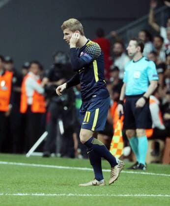 Besiktas Istanbul - RB Leipzig Fussball Champions League Istanbul, 26.09.2017, Vodafone Park, Fussball, UEFA Champions League, Gruppe G, 2.Spieltag , Besiktas Istanbul vs. RB Leipzig , Im Bild von links; Timo Werner (11, RB Leipzig) bekam von Mannschaftsarzt Dr. Frank Striegler (RB Leipzig) Ohrstöpsel. ,