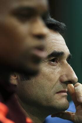 Bilder des Tages - SPORT September 26, 2017 - Lisbon, Portugal - BarcelonaÃ¢â‚¬â ¢s defender Nelson Semedo and BarcelonaÃ¢â‚¬â ¢s head coach Ernesto Valverde during a press conference PK Pressekonferenz at Alvalade stadium in Lisbon, on September 26, 2017, on the eve of the UEFA Champions League Group D football match Sporting CP vs FC Barcelona Barca FC Barcelona Press Conference  - ZUMAn230 20170926_zaa_n230_213 Copyright: xFilipexAmorimx