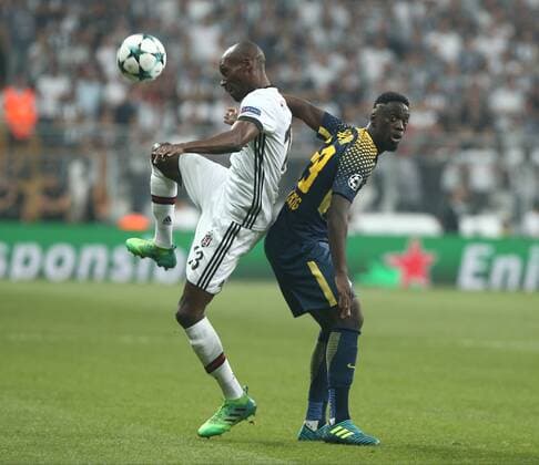 Fußball, CL, Besiktas Istanbul - RB Leipzig Atinba Hutchinson of Besiktas and Jean-Kevin Augustin of RB Leipzig during the UEFA Champions League Group G match between Besiktas and RB Leipzig at Vodafone Park in Istanbul , Turkey on September 26 , 2017 . 