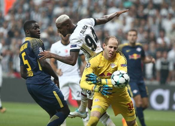 Fußball, CL, Besiktas Istanbul - RB Leipzig Anderson Talisca of Besiktas and Dayot Upamecano , Goalkeeper Peter Gulacsi of RB Leipzig during the UEFA Champions League Group G match between Besiktas and RB Leipzig at Vodafone Park in Istanbul , Turkey on September 26 , 2017 . 