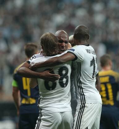 Fußball, CL, Besiktas Istanbul - RB Leipzig Besiktas players celebrates for Ryan Babel s goal during the UEFA Champions League Group G match between Besiktas and RB Leipzig at Vodafone Park in Istanbul , Turkey on September 26 , 2017 . 