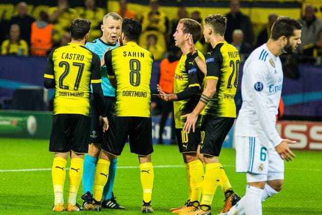GER, UEFA CL, Borussia Dortmund (GER) vs Real Madrid (ESP) 26.09.2017, Signal Iduna Park, Dortmund, GER, UEFA CL, Borussia Dortmund (GER) vs Real Madrid (ESP), im Bild picture shows Gonzalo Castro (Borussia Dortmund 27), Nuri Sahin (Borussia Dortmund 8), Mario Goetze (Borussia Dortmund 10) und Maximilian Philipp (Borussia Dortmund 20) beschweren sich bei Schiedsrichter Bjoern Kuipers (NED), nordphotox xRauch nph00251