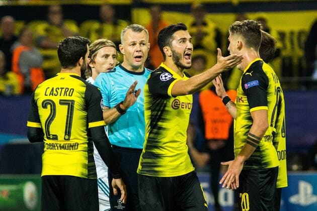 GER, UEFA CL, Borussia Dortmund (GER) vs Real Madrid (ESP) 26.09.2017, Signal Iduna Park, Dortmund, GER, UEFA CL, Borussia Dortmund (GER) vs Real Madrid (ESP), im Bild picture shows Gonzalo Castro (Borussia Dortmund 27), Nuri Sahin (Borussia Dortmund 8), Mario Goetze (Borussia Dortmund 10) und Maximilian Philipp (Borussia Dortmund 20) beschweren sich bei Schiedsrichter Bjoern Kuipers (NED), nordphotox xRauch nph00251