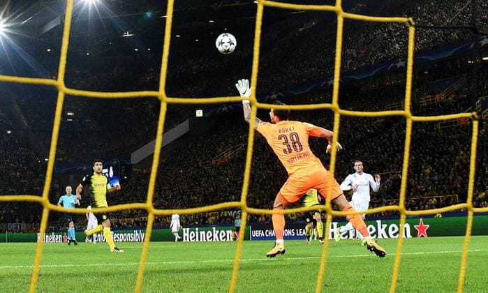 26.09.2017, xfux, Fussball Champions League, Borussia Dortmund - Real Madrid, emspor, v.l. Roman Buerki (Borussia Dortmund), Gareth Bale (Real Madrid) Goal scored, Tor zum 0:1 Dortmund