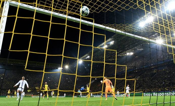 Bilder des Tages - SPORT 26.09.2017, xfux, Fussball Champions League, Borussia Dortmund - Real Madrid, emspor, v.l. Roman Buerki (Borussia Dortmund), Gareth Bale (Real Madrid) Goal scored, Tor zum 0:1 Dortmund