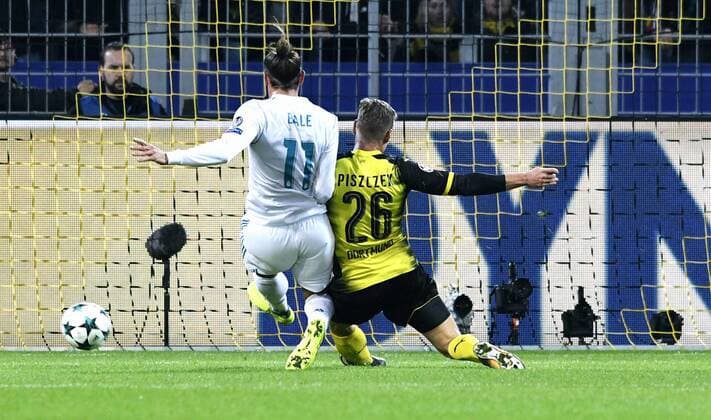 Fussball, UEFA Champions League, Herren, Saison 2017 2018, Gruppe H, 2. Spieltag, Signal Iduna Park Dortmund, Bor. Dortmund (gelb) - Real Madrid (weiss); Rettung in höchster Not, Lukasz Piszczek (BVB) vor Gareth Bale (Real Madrid), Aktion.