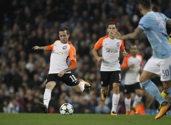 26th September 2017, Etihad Stadium, Manchester, England; UEFA Champions League football, Manchester City versus Shakhtar Donetsk; Bernard of FC Shakhtar Donetsk passes through the Manchester City midfield  ActionPlus11934262