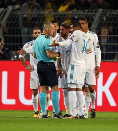 Die Spieler von Real Madrid sind veraergert nach der gelben Karte fuer Lika Modric (Madrid) beim Spiel Borussia Dortmund vs. Real Madrid, Fussball, Champions League, 26.09.2017 Dortmund Copyright: xMarioxHommesx Eibner-Pressefotox EP_mhs