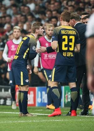 Besiktas Istanbul - RB Leipzig Fussball Champions League Istanbul, 26.09.2017, Vodafone Park, Fussball, UEFA Champions League, Gruppe G, 2.Spieltag , Besiktas Istanbul vs. RB Leipzig , Im Bild von links; Wechsel bei Leipzig. Timo Werner (11, RB Leipzig) geht und Lukas Klostermann (16, RB Leipzig) kommt. ,