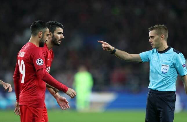 FuÃŸball, CL, Spartak Moskau - FC Liverpool MOSCOW, RUSSIA - SEPTEMBER 26, 2017: Chief referee Clement Turpin (R) in the 2017 18 UEFA Champions League Group E Round 2 football match between Spartak Moscow and Liverpool at Otkrytie Arena Stadium. Artyom Korotayev TASS  TS061FFF