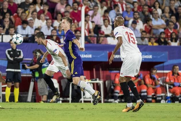 Fußball, CL, FC Sevilla - NK Maribor September 26, 2017 - Seville, Spain - Sergio Escudero of Sevilla (L ) vies for the ball with Aleks Pihler of Maribor (R ) during the UEFA Champions League Group E soccer match between Sevilla FC and NK Maribor at Estadio Ramon Sanchez Pizjuan Soccer 2017 - Sevilla FC vs NK Maribor - ZUMAa142 20170926_zap_a142_016 Copyright: xDanielxGonzalezxAcunax