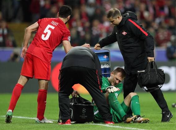 MOSCOW, RUSSIA - SEPTEMBER 26, 2017: Spartak Moscow s goalkeeper Artyom Rebrov (below) receives medical assistance in the 2017 18 UEFA Champions League Group E Round 2 football match against Liverpool at Otkrytie Arena Stadium. Artyom Korotayev TASS  TS062000