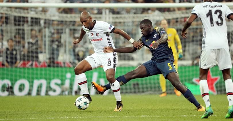 Besiktas Istanbul - RB Leipzig Fussball Champions League Istanbul, 26.09.2017, Vodafone Park, Fussball, UEFA Champions League, Gruppe G, 2.Spieltag , Besiktas Istanbul vs. RB Leipzig , Im Bild von links; Ryan Babel (8, Besiktas) und Dayot Upamecano (5, RB Leipzig). ,