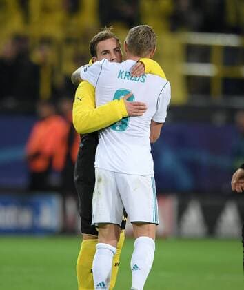 26.09.2017, Fussball Champions League, Saison 2017 2018, Vorrunde, 2. Spieltag, Borussia Dortmund - Real Madrid, Mario Goetze, Mario Götze (Borussia Dortmund), li., umarmt Toni Kroos (Real Madrid) Team2
