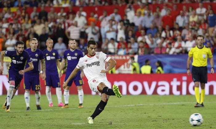 Sevilla s French defender Ben Yedder (R) scores the third goal against Maribor during their UEFA Champions League 2nd round groups phase match at the Sanchez Pizjuan stadium in Seville, Andalusia, Spain, 26 September 2017. Sevilla vs. Maribor !ACHTUNG: NUR REDAKTIONELLE NUTZUNG!  Copyright: xJulioxMunozx SEV024 20170926-636420631999152333