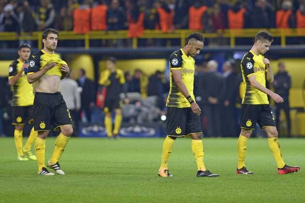 Dortmund, Deutschland 26.09.2017, UEFA Champions League - 2017 18 Season, Gruppenphase - Gruppe H - 2. Spieltag, BV Borussia Dortmund - Real Madrid, enttäuscht enttaeuscht traurig nach Spielende, von links: Sokratis Papastathopoulos (BVB), Auba, Pierre-Emerick Aubameyang (BVB), Julian Weigl (BVB) ( DeFodi521