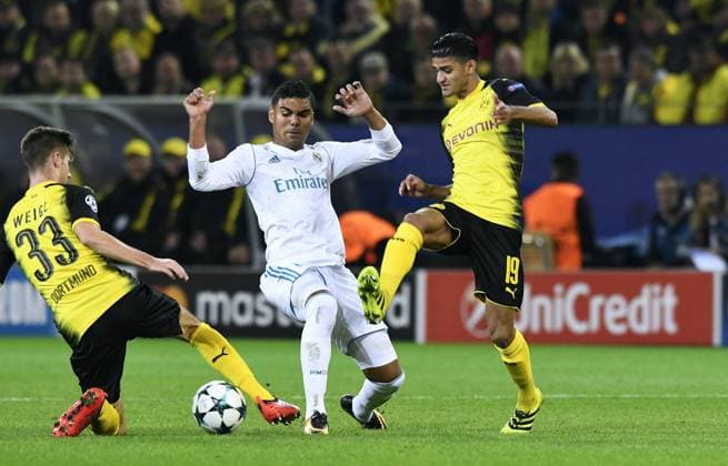 Fussball, UEFA Champions League, Herren, Saison 2017 2018, Gruppe H, 2. Spieltag, Signal Iduna Park Dortmund, Bor. Dortmund (gelb) - Real Madrid (weiss) 3:1; Julian Weigl (BVB), Casemiro (Real Madrid), Mahmoud Dahoud (BVB), Aktion.