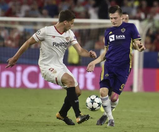 Sevilla s Clement Lenglet and Maribor s Martin Kramaric vie for the ball during the UEFA Champions League 2nd round groups phase match between Sevilla and Maribor at the Sanchez Pizjuan stadium in Seville, Andalusia, Spain, 26 September 2017. Sevilla vs. Maribor !ACHTUNG: NUR REDAKTIONELLE NUTZUNG!  Copyright: xRaulxCarox SEV031 20170926-636420640214332917