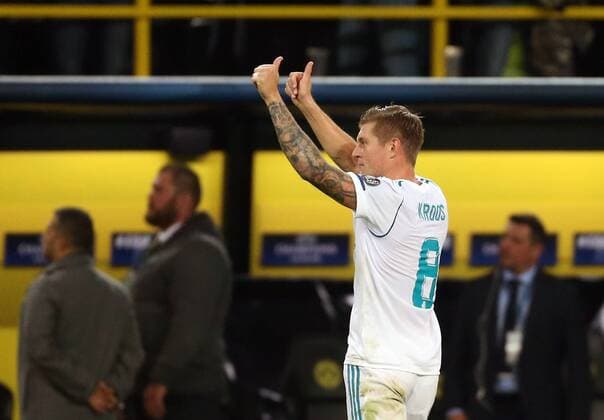 Toni Kroos (Madrid) zeigt beide Daumen hoch zu den Fans beim Spiel Borussia Dortmund vs. Real Madrid, Fussball, Champions League, 26.09.2017 Dortmund Copyright: xMarioxHommesx Eibner-Pressefotox EP_mhs