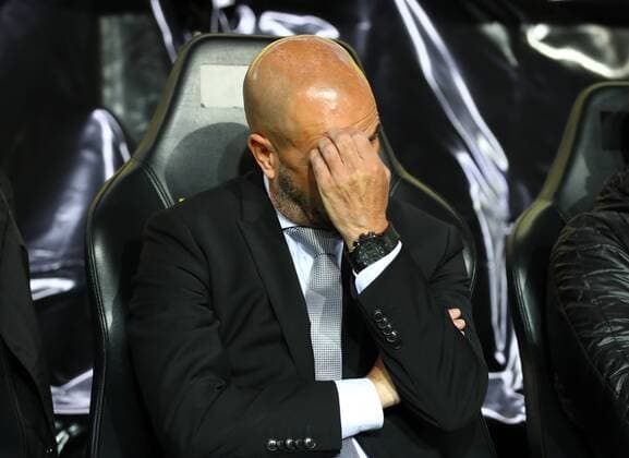 Dienstag 26.09.2017, Saison 2017 2018, UEFA Champions League, 2. Spieltag im Dortmunder Signal Iduna Park, BVB 09 Borussia Dortmund - Real Madrid, Peter Bosz (Trainer, BVB) auf der Trainerbank kratzt sich am Kopf