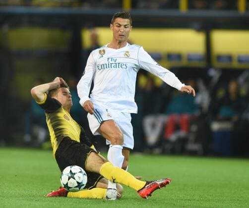 Championsleague: Borussia Dortmund - Real Madrid 26.09.2017. Julian Weigl (BvB) grätscht gegen Cristiano Ronaldo (Real). HM