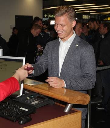 SOCCER - EL, Athens vs A.Wien SCHWECHAT,AUSTRIA,27.SEP.17 - SOCCER - UEFA Europa League, group stage, AEK Athens vs FK Austria Wien, preview, departure of A.Wien at the airport Wien-Schwechat. Image shows Patrick Pentz (A.Wien). GEPAxpictures xChristianxOrt
