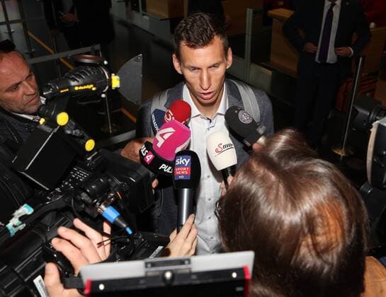 SOCCER - EL, Athens vs A.Wien SCHWECHAT,AUSTRIA,27.SEP.17 - SOCCER - UEFA Europa League, group stage, AEK Athens vs FK Austria Wien, preview, departure of A.Wien at the airport Wien-Schwechat. Image shows Florian Klein (A.Wien). GEPAxpictures xChristianxOrt
