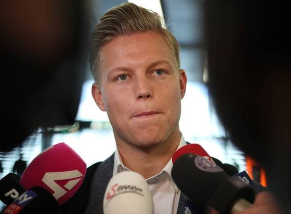 SOCCER - EL, Athens vs A.Wien SCHWECHAT,AUSTRIA,27.SEP.17 - SOCCER - UEFA Europa League, group stage, AEK Athens vs FK Austria Wien, preview, departure of A.Wien at the airport Wien-Schwechat. Image shows Patrick Pentz (A.Wien). GEPAxpictures xChristianxOrt