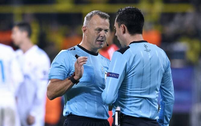 Fussball, UEFA Champions League, Herren, Saison 2017 2018, Gruppe H, 2. Spieltag, Signal Iduna Park Dortmund, Bor. Dortmund (gelb) - Real Madrid (weiss) 3:1; Schiedsrichter Björn Kuipers (NED) informiert sich bei seinem Assistenten über eine strittige Entscheidung.