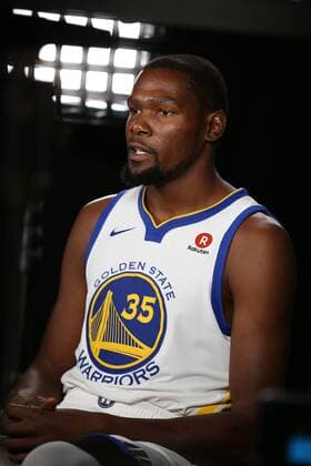 OAKLAND, CA - SEPTEMBER 22: Kevin Durant appears at the Golden State Warriors media day September 22, 2017 at the Rakuten Performance Center in Oakland, CA. (Photo by Daniel Gluskoter Icon Sportswire) NBA Basketball Herren USA SEP 22 Warriors Media Day Icon464782905 EDITORIAL USE ONLY