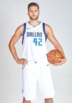 Sept 25, 2017: Dallas Mavericks forward Maxi Kleber 42 poses during the Dallas Mavericks Media Day held at the American Airlines Center in Dallas, TX NBA Basketball Herren USA 2017: Dallas Mavericks Media Day SEPT 25 - ZUMAcp2_ 20150928_zaf_cp2_483 Copyright: xAlbertxPenax