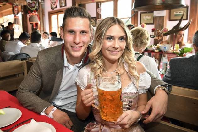 WM 2018 - DFB Nationalspieler in Zivil Niklas Süle mit Frau Melissa auf der Wiesn am 23.9.2017 in München. Niklas Suele of FC Bayern Muenchen and his girlfriend Melissa Halter atttend the Oktoberfest beer festival at Kaefer Wiesnschaenke tent at Theresienwiese on September 23, 2017 in Munich, Germany. Niklas Süle mit Frau Melissa auf der Wiesn am 23.9.2017 in München. Niklas Suele of FC Bayern Muenchen and his girlfriend Melissa Halter atttend the Oktoberfest beer festival at Kaefer Wiesnschaenke tent at Theresienwiese on September 23, 2017 in Munich, Germany.