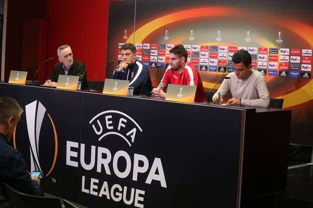 1.FC Köln Heimspiel gegen Roter Stern Belgrad Pressekonferenz im Rheinenergiestadion Belgrad Mitte von rechts: Damien Le Tallec, Trainer Vladan MilojeviÄ‡ 27.09.2017