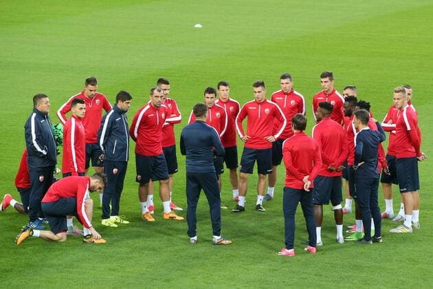 1.FC Köln Heimspiel gegen Roter Stern Belgrad Abschlußtraining von Belgrad im Rheinenergiestadion Ansprache von Trainer Vladan MilojeviÄ‡ 27.09.2017
