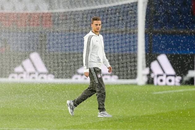 Joshua Kimmich 32 (FC Bayern Muenchen) im Wassersprenger, Paris Saint-Germain vs. FC Bayern Muenchen, Fussball, Vorrunde, Champions League, 27.09.2017 Paris Paris Frankreich Copyright: xkolbert-press ChristianxKolbertx