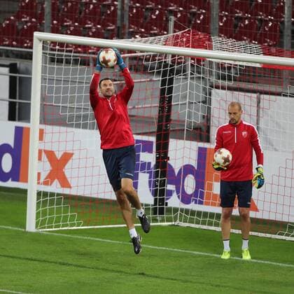 1.FC Köln Heimspiel gegen Roter Stern Belgrad Abschlußtraining von Belgrad im Rheinenergiestadion von links: Damir Kahriman, Milan Borjan 27.09.2017