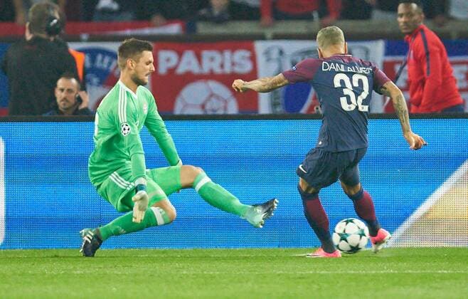f Dani ALVES, PSG 32 Torschuss, schiesst das Tor zum 1-0 gegen Sven ULREICH, FCB 26 Torwart. PSG PARIS SAINT GERMAIN - FC BAYERN MUENCHEN Gruppenphase Hinspiel, Fussball UEFA Champions League, Paris, 27.09.2017 CL Saison 2017 2018, FCB,