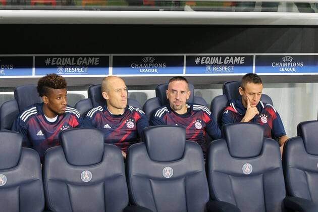 enttaeuschung bei auf der Bank, Kingsley Coman 29 (FC Bayern Muenchen), Arjen Robben 10 (FC Bayern Muenchen), Franck Ribery 7 (FC Bayern Muenchen), Rafinha 13 (FC Bayern Muenchen), Paris Saint-Germain vs. FC Bayern Muenchen, Fussball, Vorrunde, Champions League, 27.09.2017 Paris Paris Frankreich Copyright: xkolbert-press ChristianxKolbertx